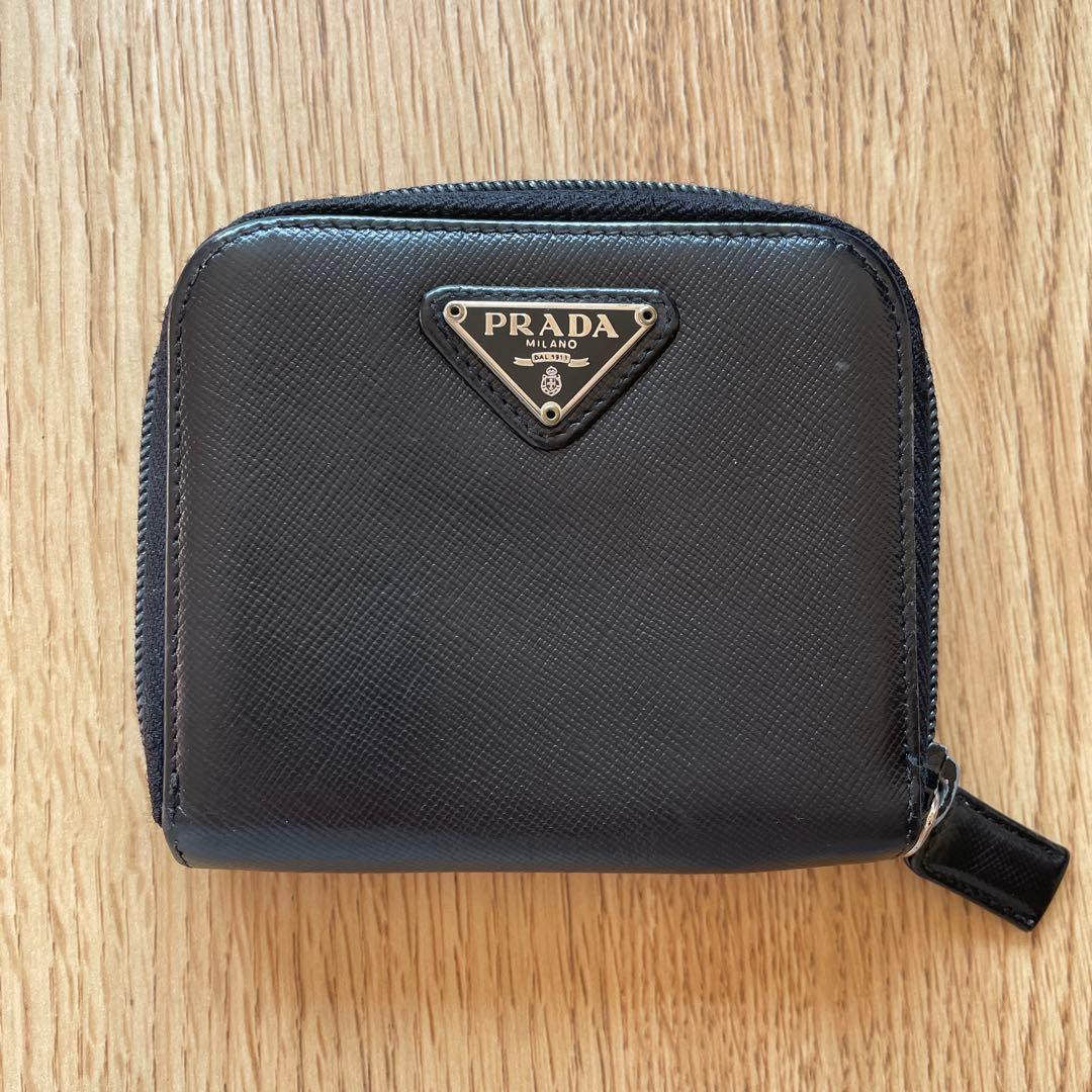 PRADA ブラック 二つ折り財布 サフィアーノレザー ファスナー難あり