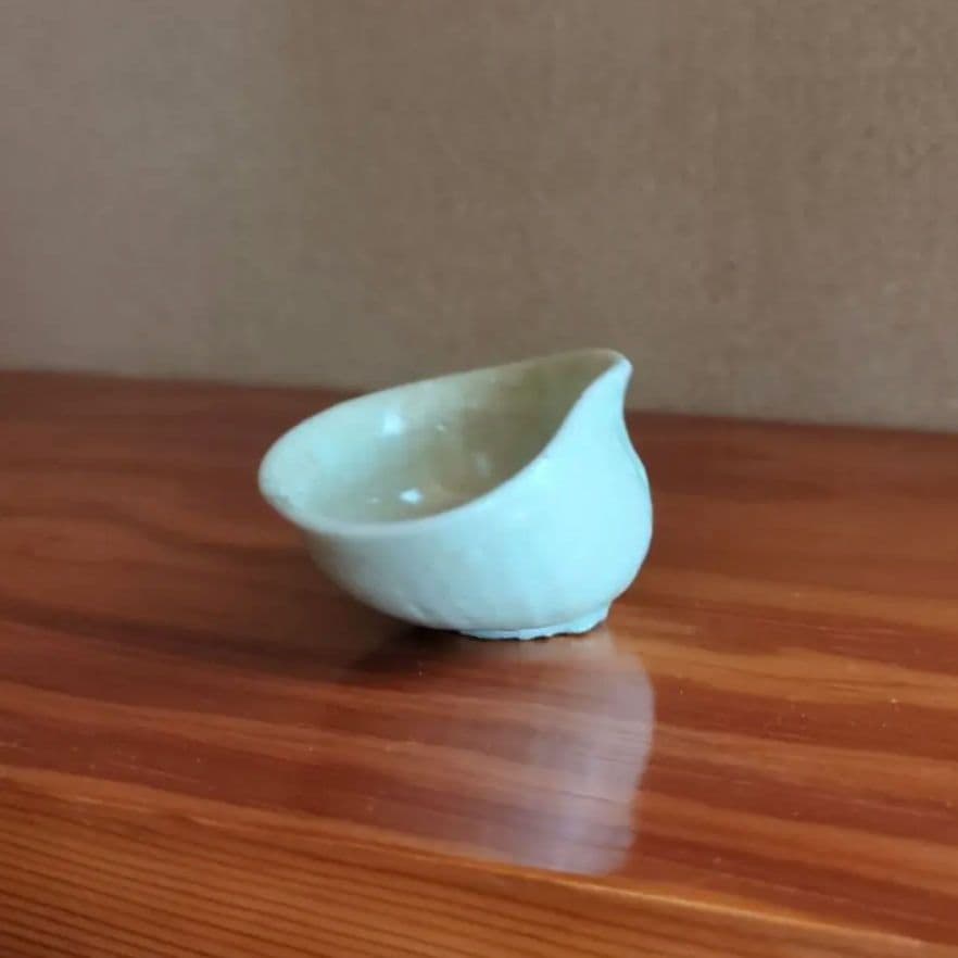 淡い色の陶器製小皿　初期伊万里　鎬文ぐい呑み　骨董品