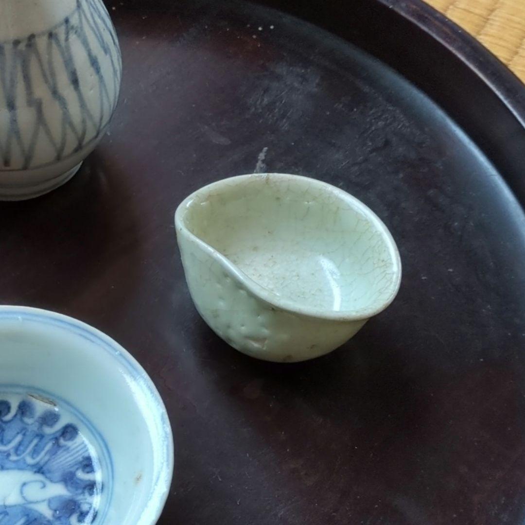 淡い色の陶器製小皿　初期伊万里　鎬文ぐい呑み　骨董品