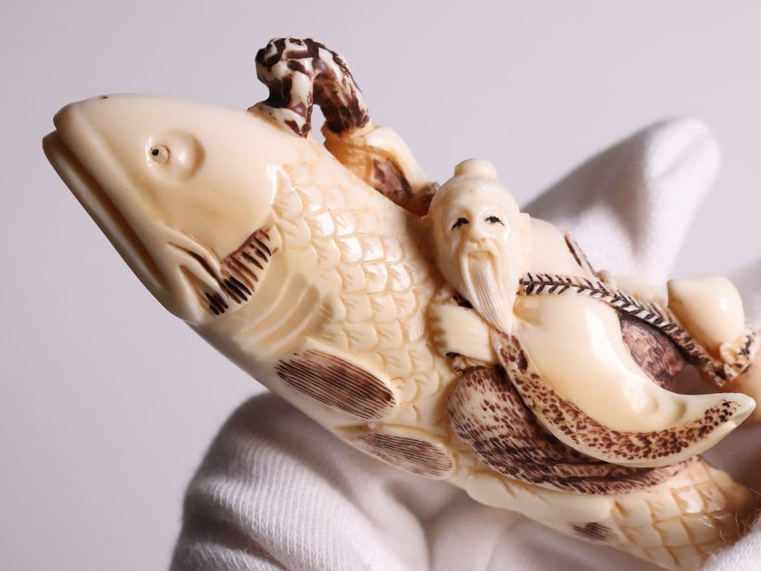 時代 堤物 根付 置物 天然素材 鯉乗寿老人 在銘 峰山 牙 彫刻【CM278】