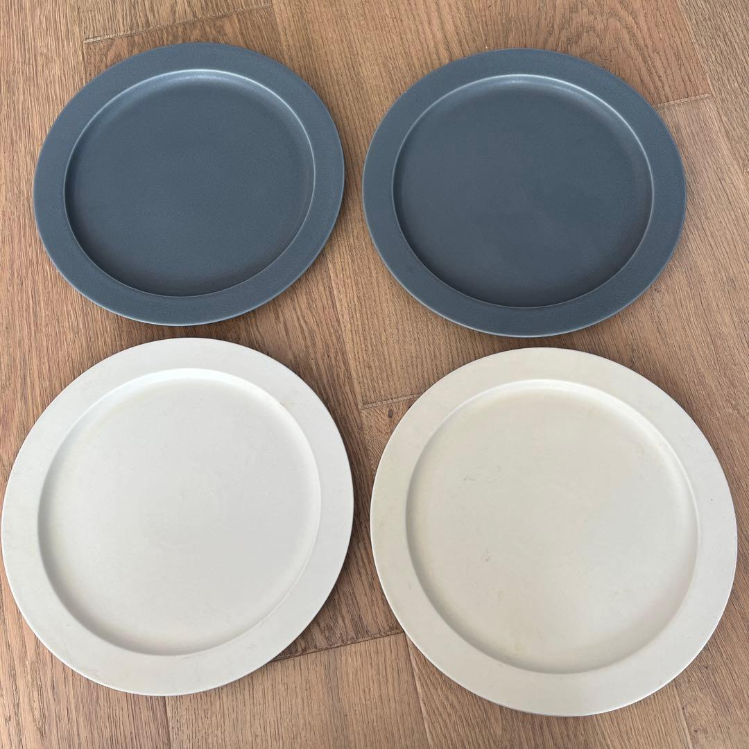 グレーとオフホワイトの皿4枚セット