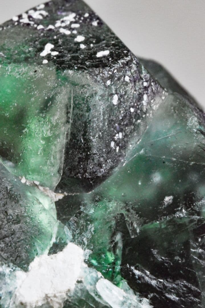 ナミビアエロンゴ産 グリーンブラックフローライト