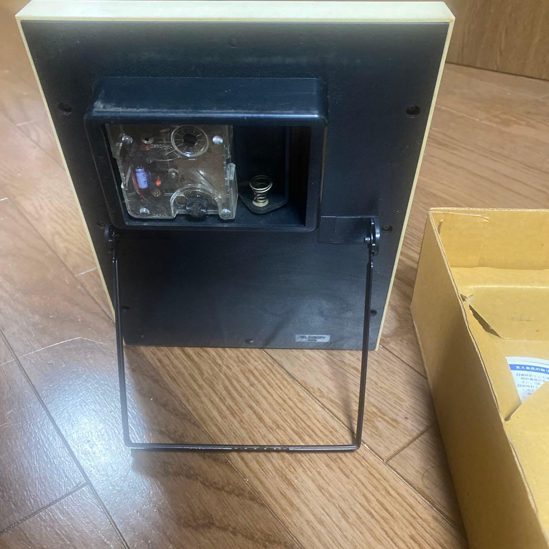 花柄の赤色置時計