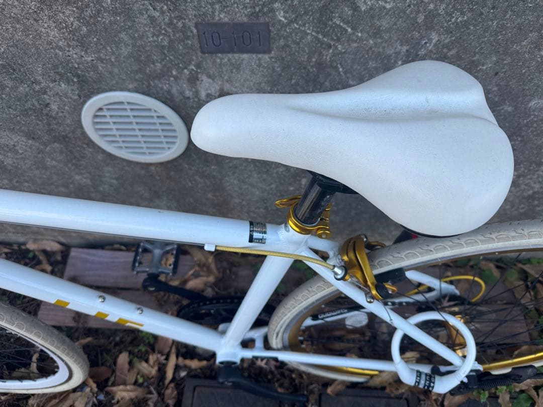 スポーツバイク 白と金 ダブルレバー付き