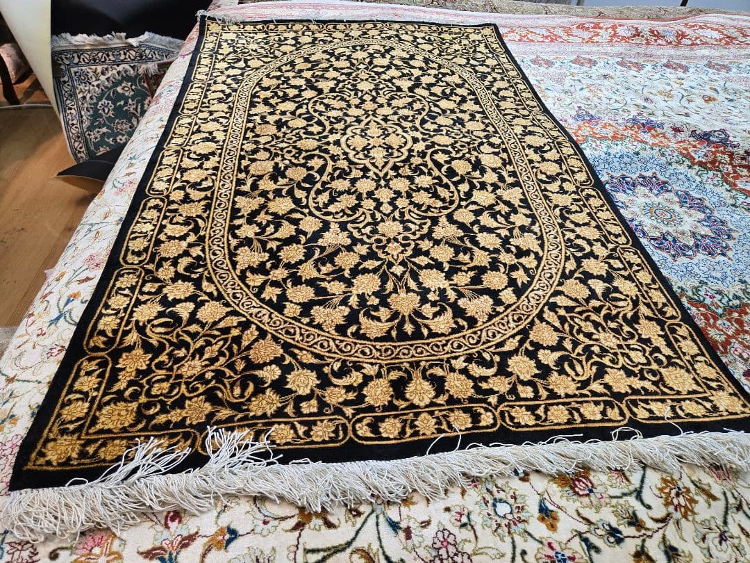黒と金の花柄ペルシャ絨毯100%手織りシルク クム産サイズ:120cm×78xm