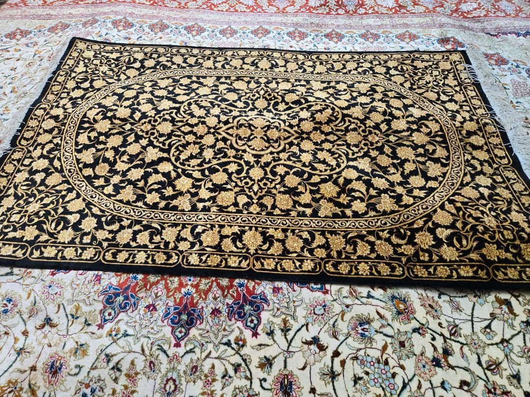 黒と金の花柄ペルシャ絨毯100%手織りシルク クム産サイズ:120cm×78xm