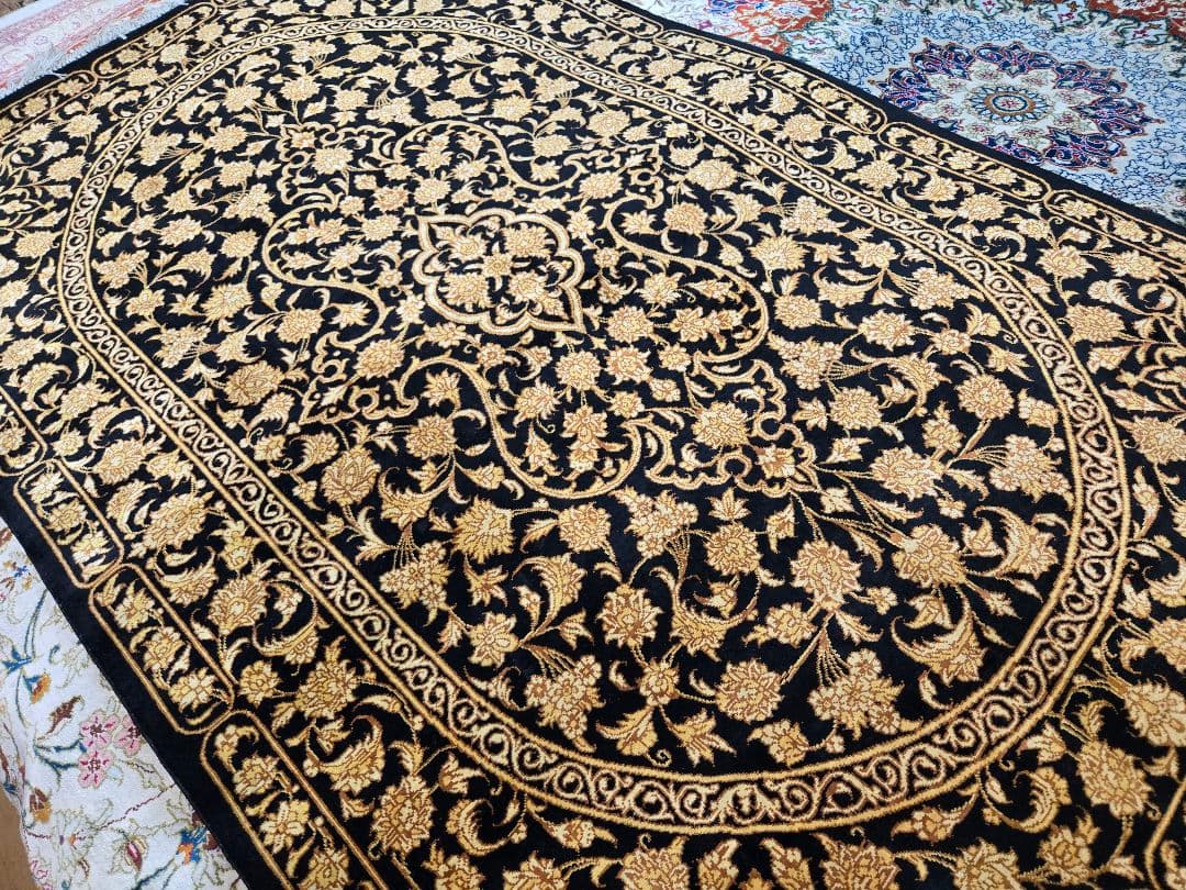 黒と金の花柄ペルシャ絨毯100%手織りシルク クム産サイズ:120cm×78xm