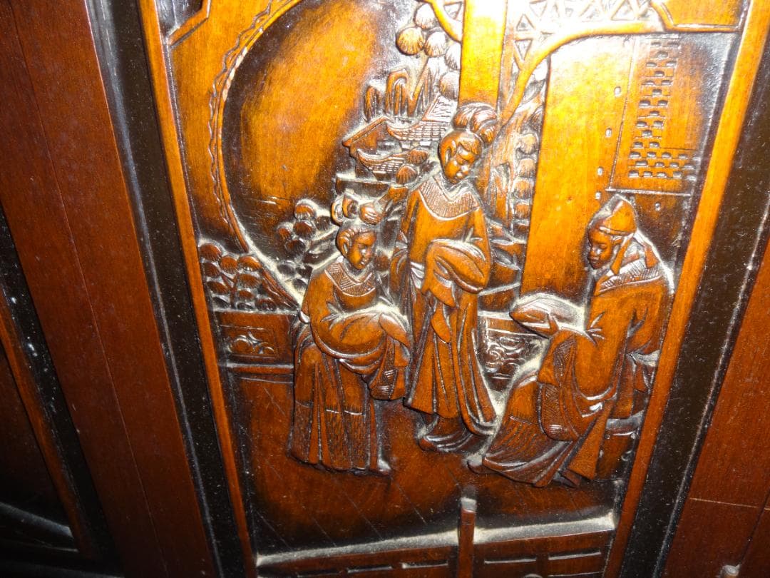 中国骨董 黒塗りキャビネット　＊豪華な木彫り