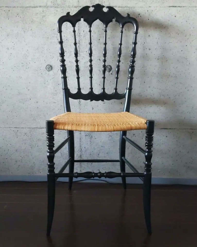 希少、 黒 籐椅子、一脚のみ、送料含、安く出しています。