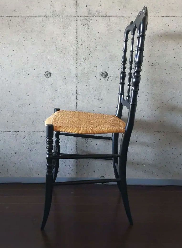 希少、 黒 籐椅子、一脚のみ、送料含、安く出しています。