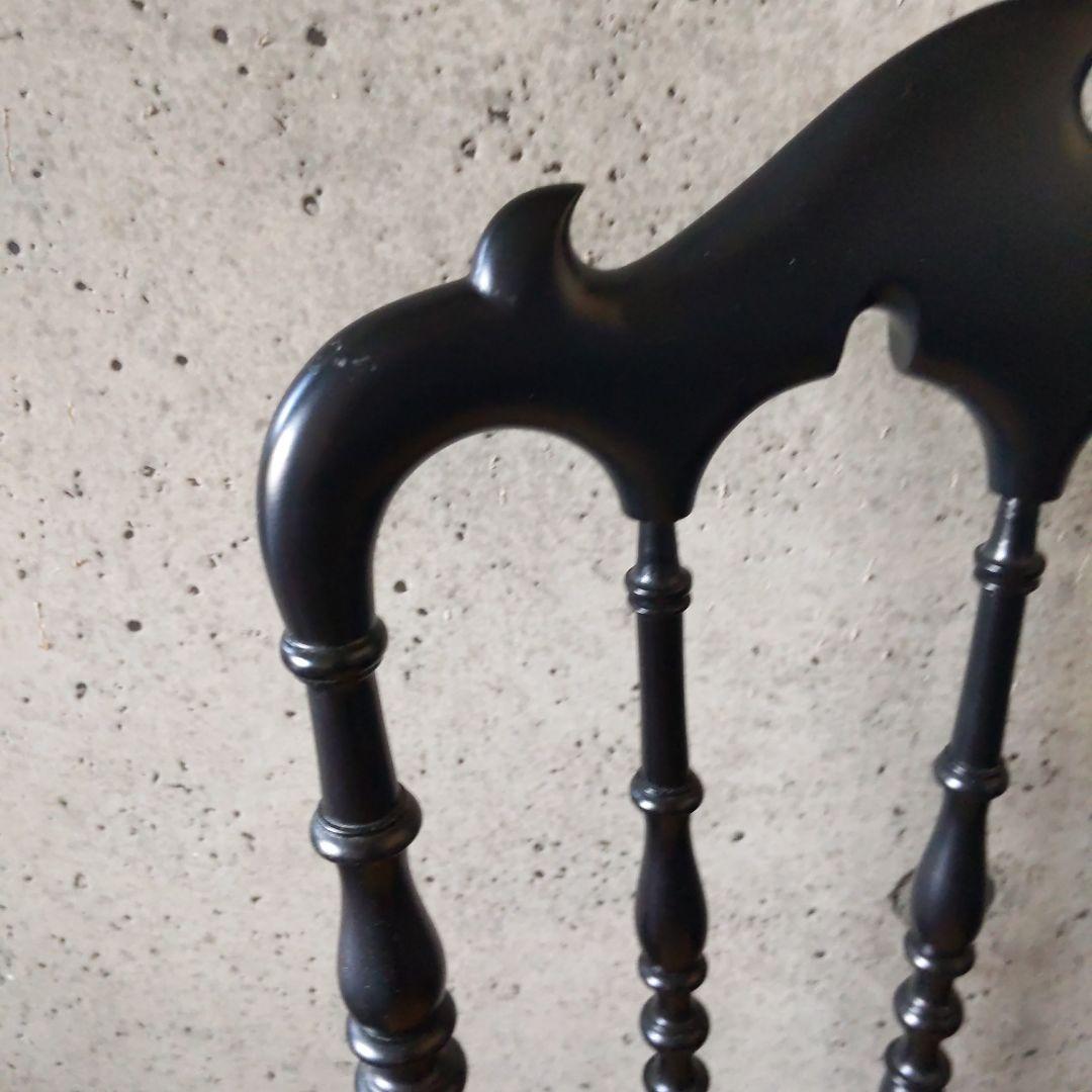 希少、 黒 籐椅子、一脚のみ、送料含、安く出しています。