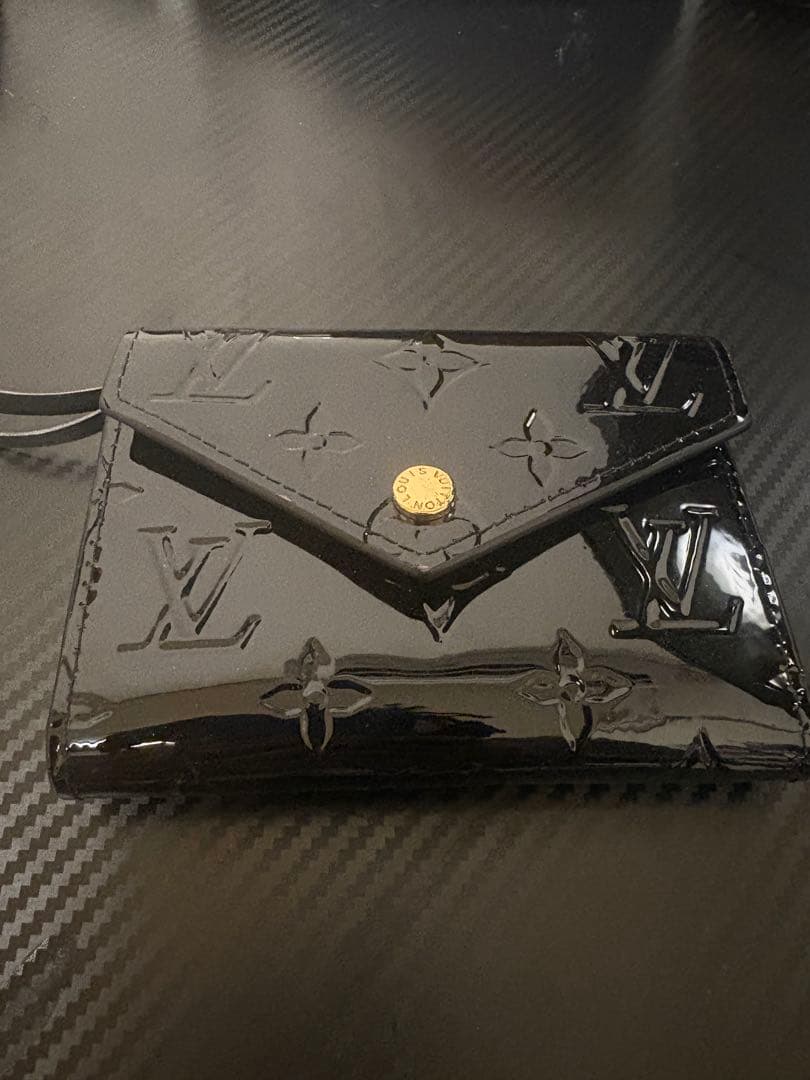 ブラック エナメル 三つ折り財布 モノグラム