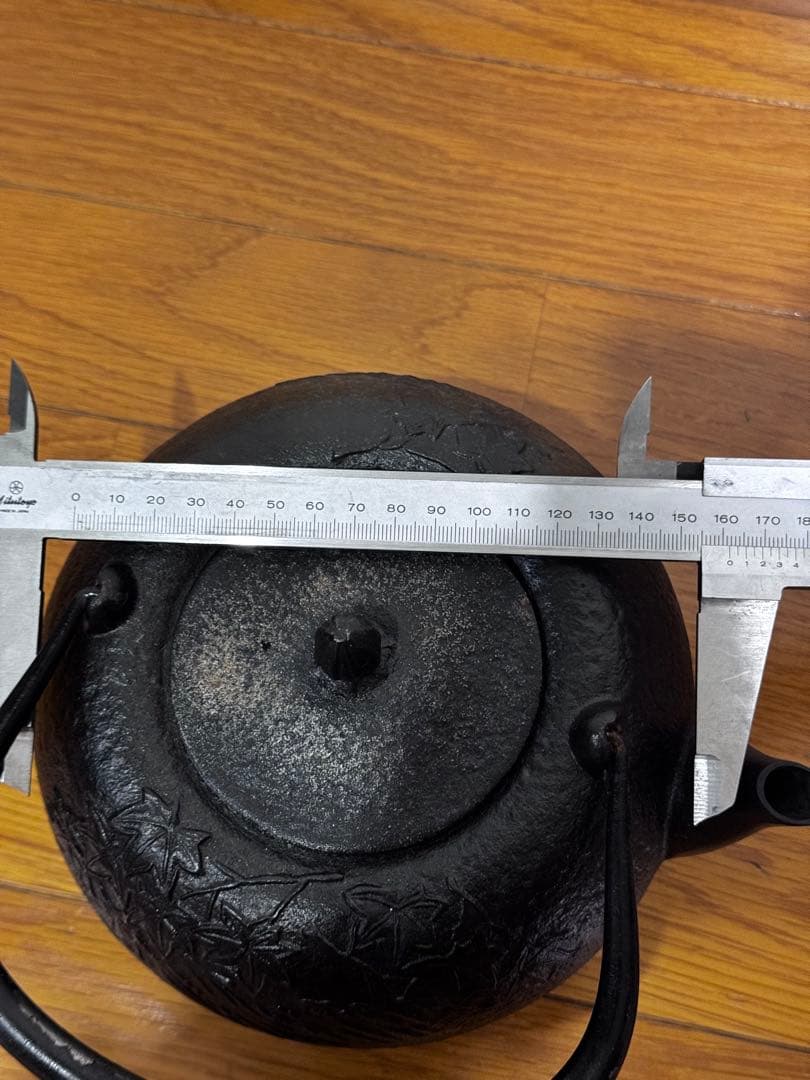 鉄瓶やかん, 製 黒い急須 葉の模様