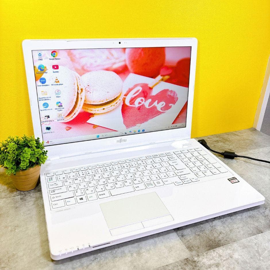 かわいい白❣快適ノートパソコン✨SSD搭載 カメラ付き 薄型 Windows11