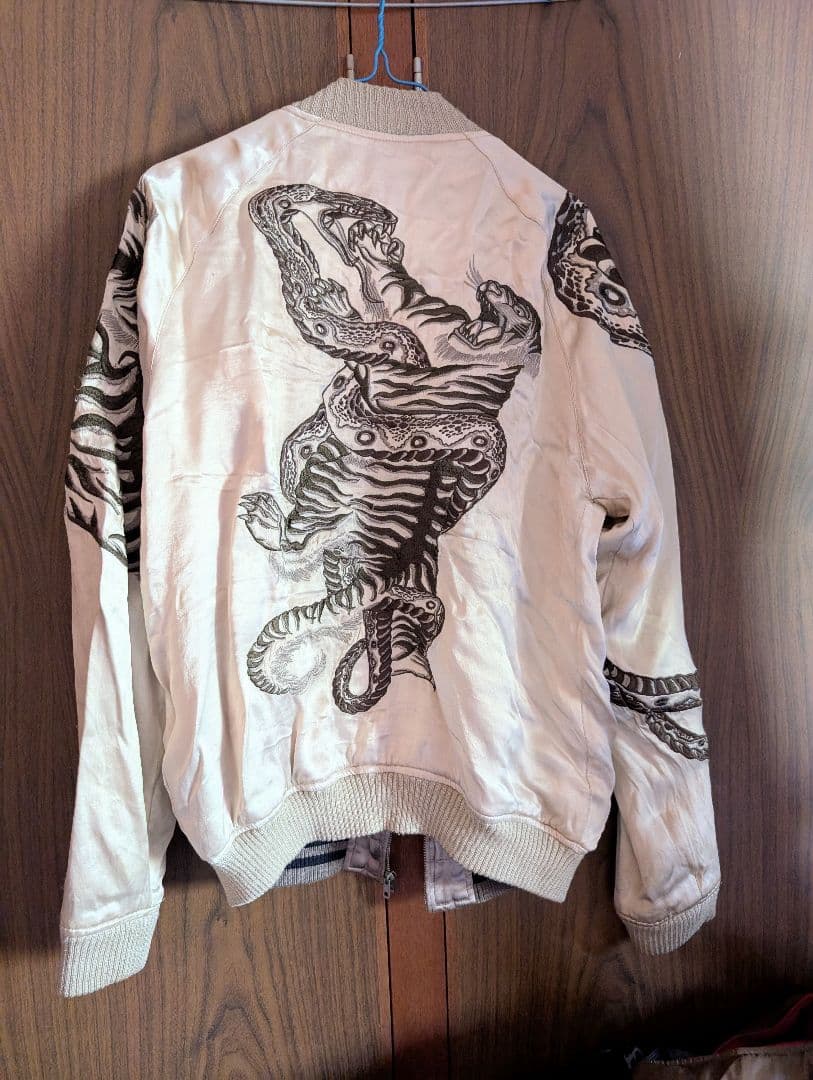 AVIREX、蛇とトラ刺繍 スカジャン アイボリー ネイビー