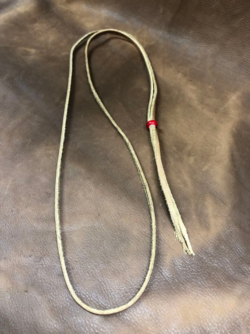 鹿革紐3ミリ、2ミリ、アソートネック28本、朱赤色約ビーズ2種各200粒