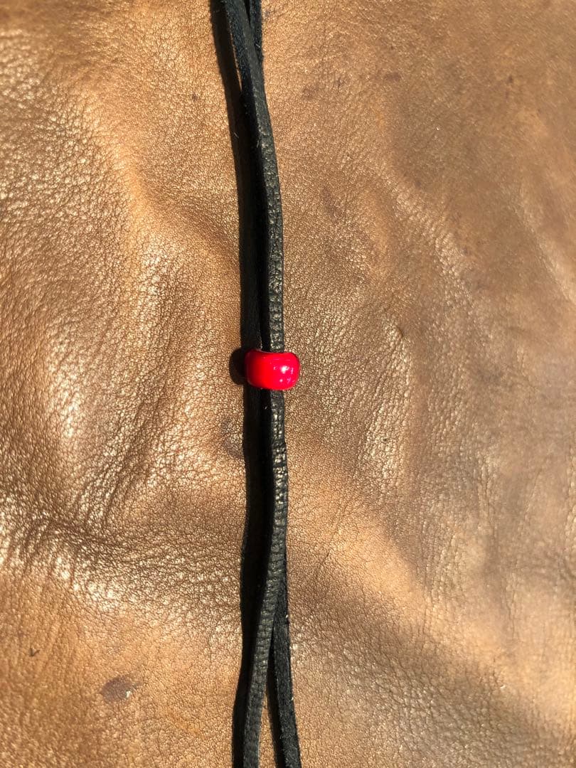 鹿革紐3ミリ、2ミリ、アソートネック28本、朱赤色約ビーズ2種各200粒