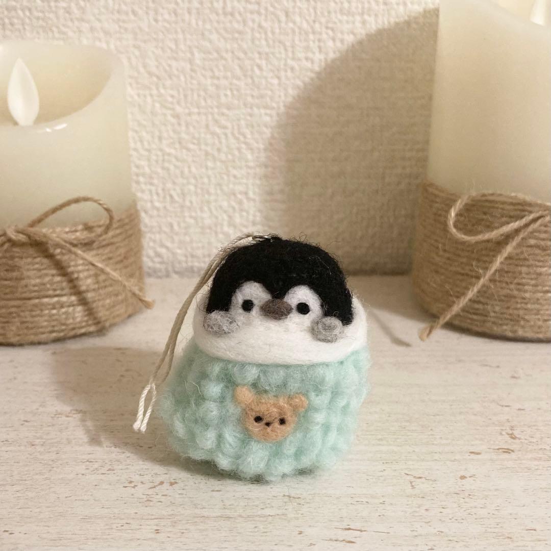 もこもこくつ下に入ったペンギンさんのクリスマスオーナメント