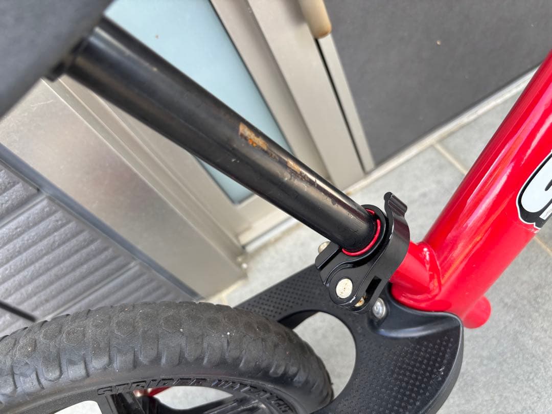 STRIDER バランスバイク 赤　ストライダー　スポーツタイプ　サドル新品