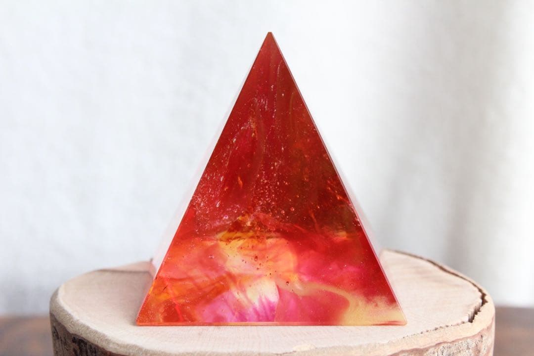 シエラネバダ産アンダラクリスタル　大きめピラミッド　マルチカラー　レッド系