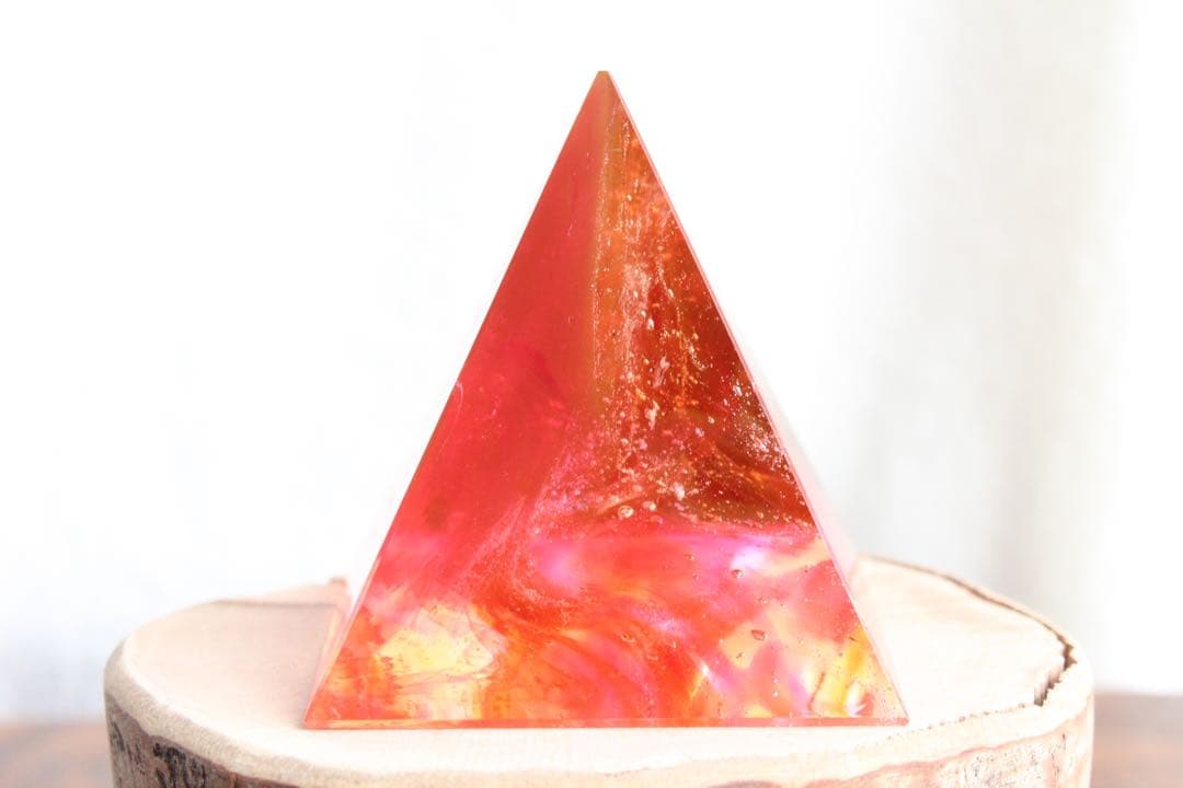 シエラネバダ産アンダラクリスタル　大きめピラミッド　マルチカラー　レッド系