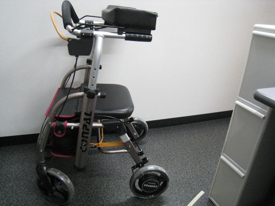 【送料無料】ナブテスコ 前腕支持型歩行車 REHAMO コンパル抑速ブレーキ ②