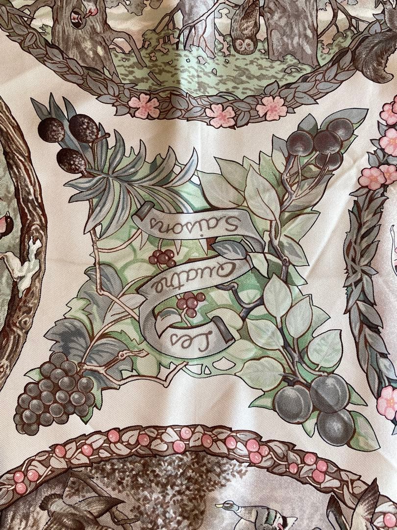 【フランス】Hermès エルメス　カレ90シルクスカーフ馬　鳥　鹿　花ピンク色