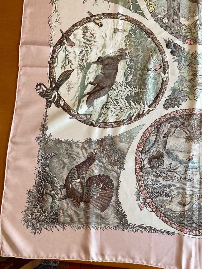 【フランス】Hermès エルメス　カレ90シルクスカーフ馬　鳥　鹿　花ピンク色
