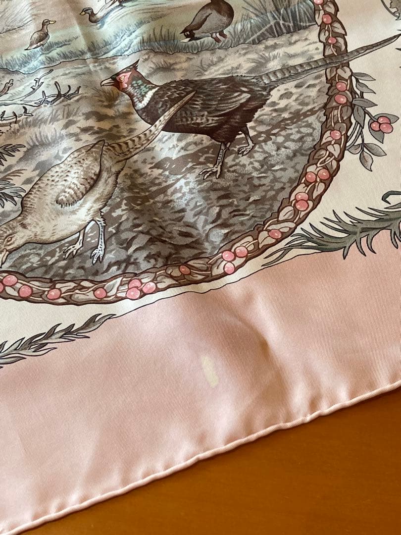 【フランス】Hermès エルメス　カレ90シルクスカーフ馬　鳥　鹿　花ピンク色