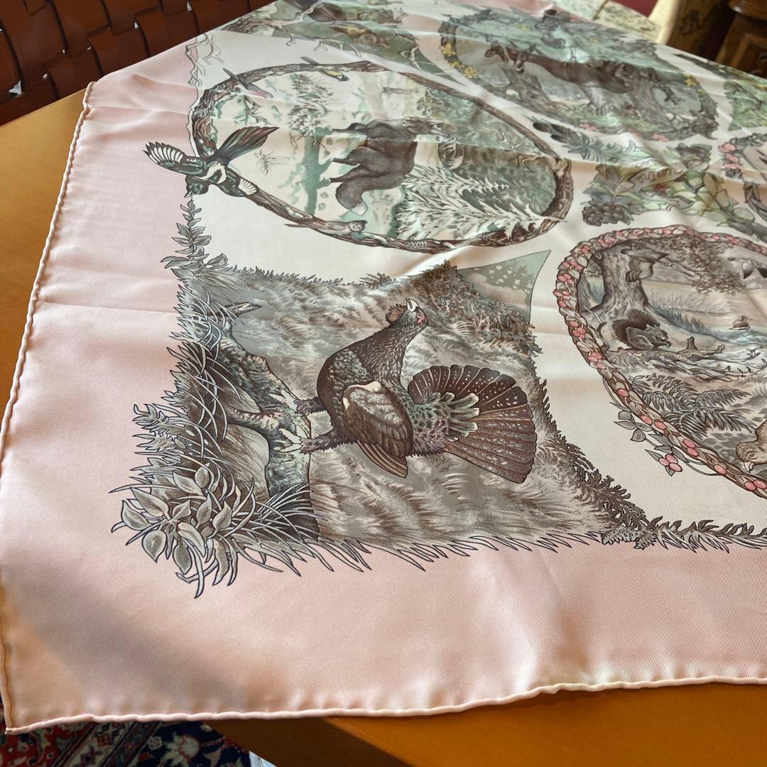 【フランス】Hermès エルメス　カレ90シルクスカーフ馬　鳥　鹿　花ピンク色