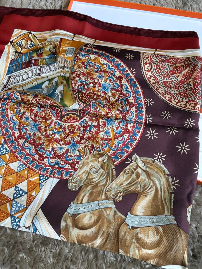 極美品 エルメス シルクスカーフ カレ90 ヴェニスの勝利 馬 タイル柄 茶色