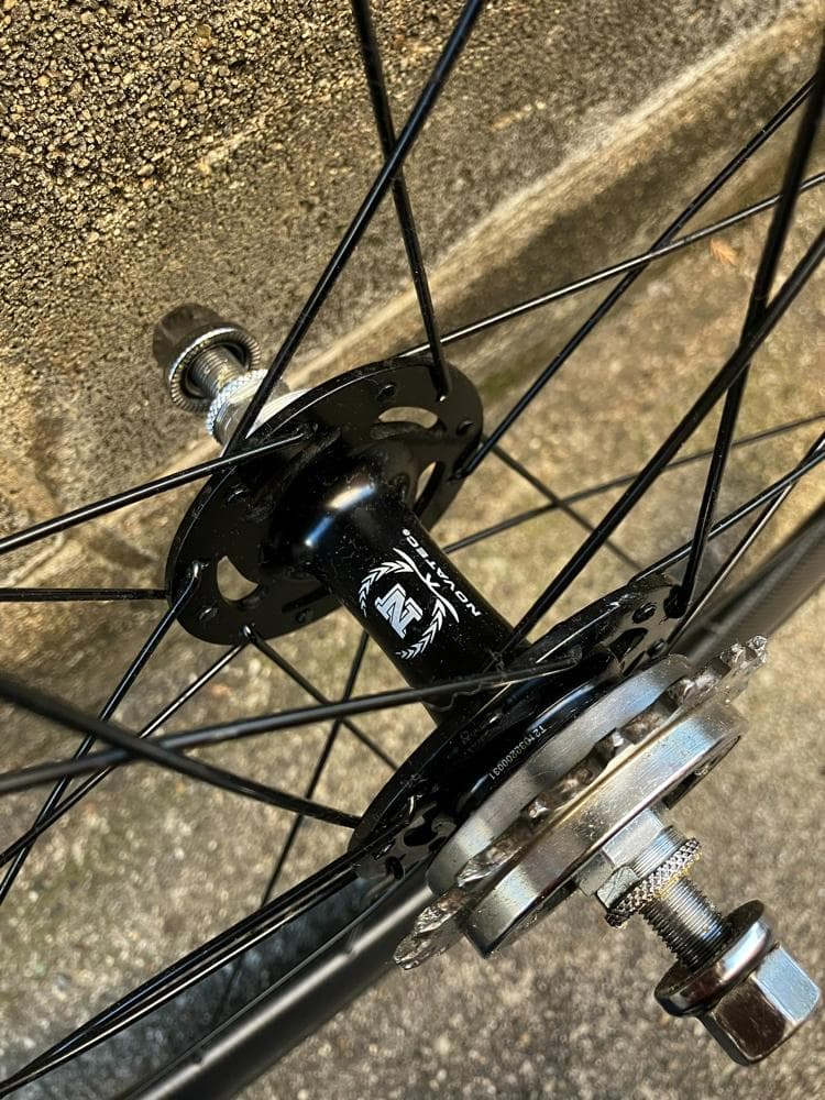 ピストー カーボンホイールセットー NovatecハブThickslickタイヤ