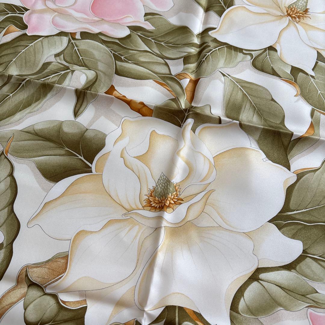 イタリア製　サルヴァトーレ フェラガモ　シルクスカーフ　花柄　ホワイト　ピンク系