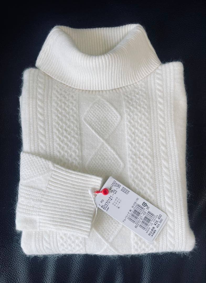 新品タグ付き　タートルセーター ニット　エンリコドマーニ　パフスリーブ　お値引き
