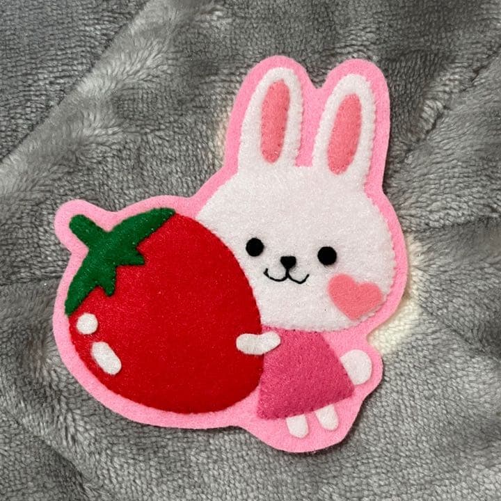 うさぎといちごのフェルトワッペン・名札