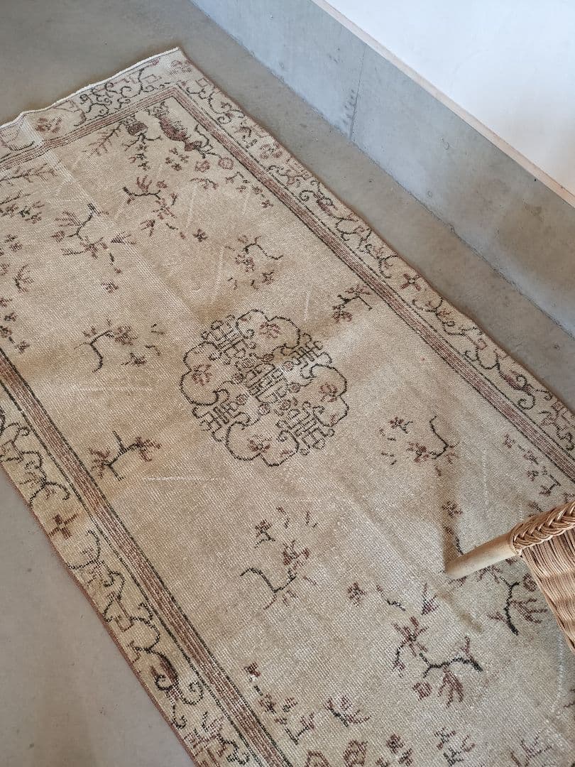 ベージュとブラウン　上品シノワズリラグ　No.717