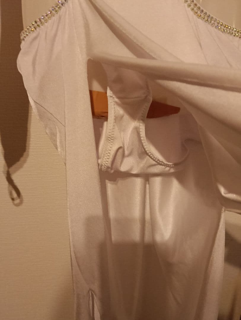 大胆なカットが美しくセクシー　白のルンバドレス　ラテン　社交ダンス　ベリーダンス