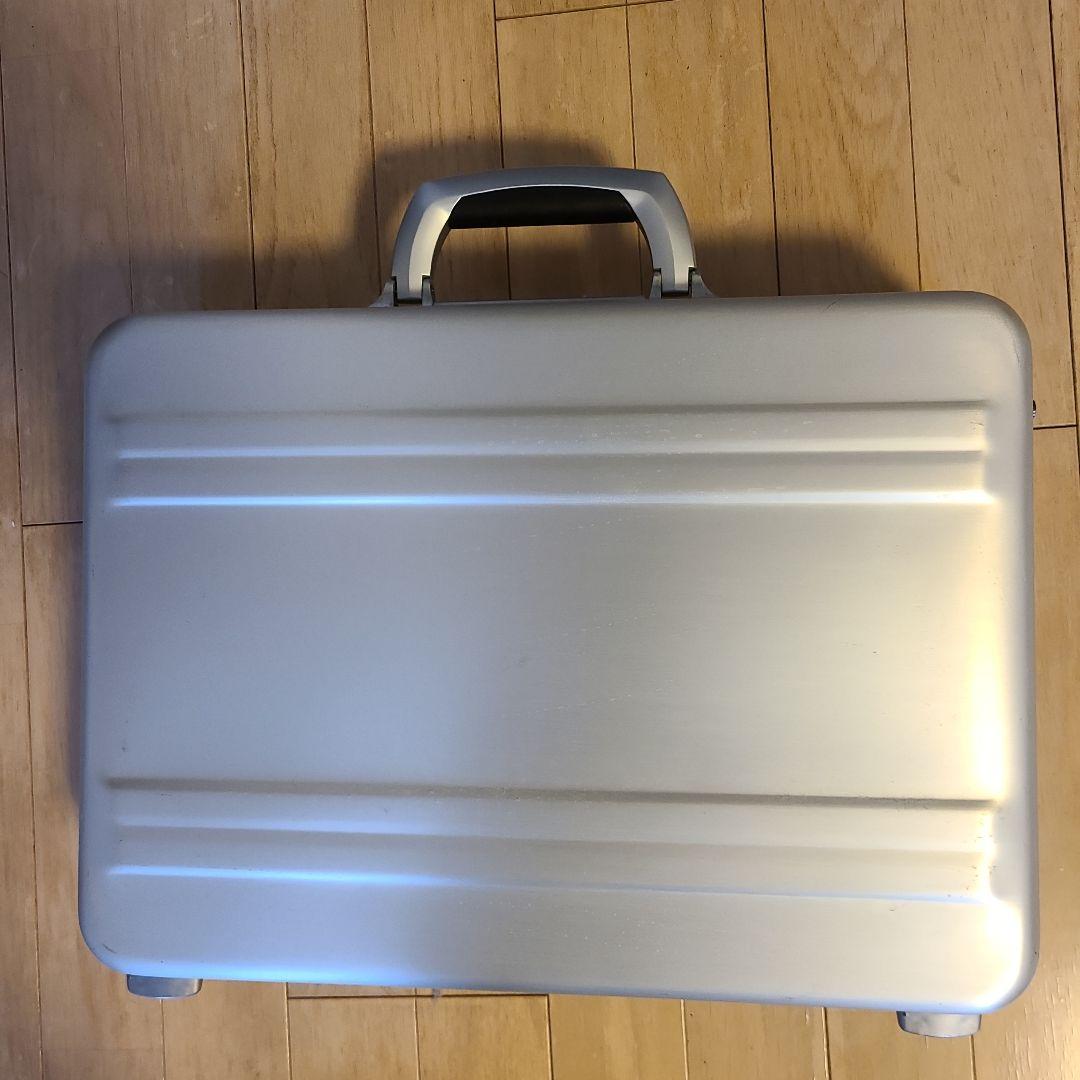 ZERO HALLIBURTON シルバーアタッシュケース