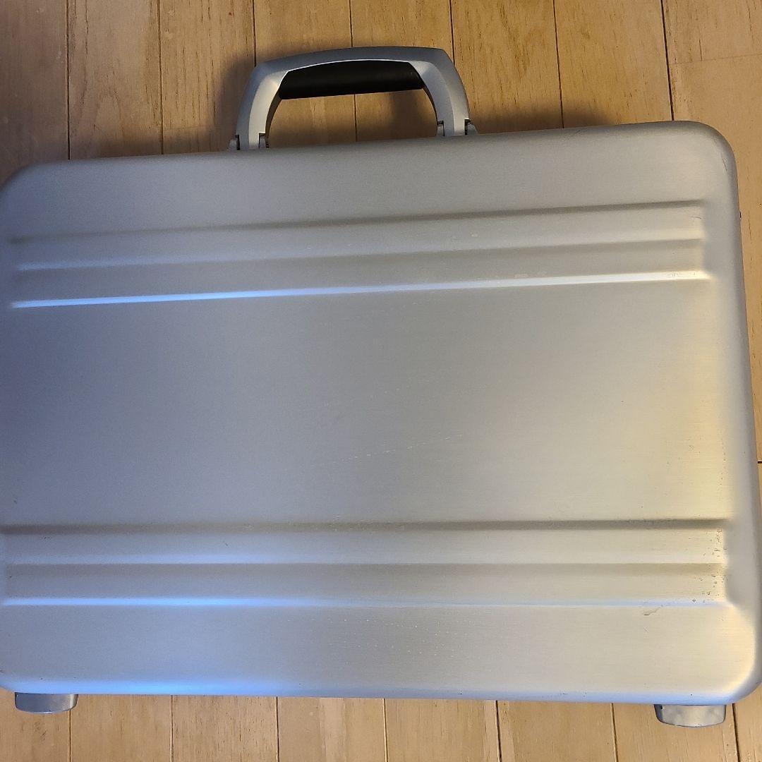 ZERO HALLIBURTON シルバーアタッシュケース