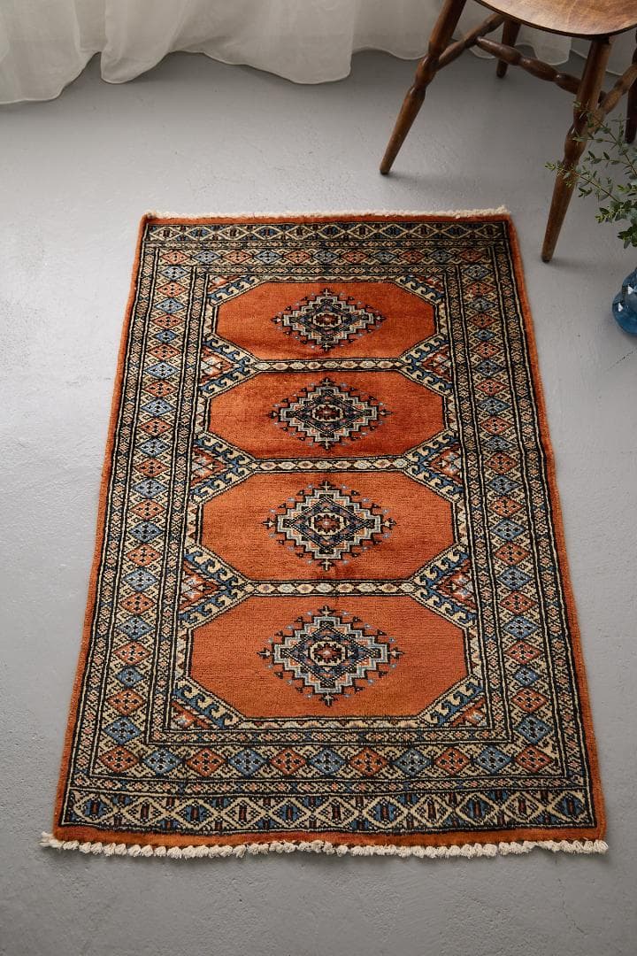 ヴィンテージラグ　トライバルラグ　パキスタン産（121×77cm）橙　茶　サンド