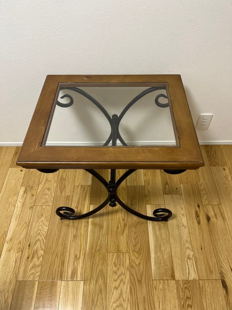 ガラス天板の木製ヴィンテージテーブル