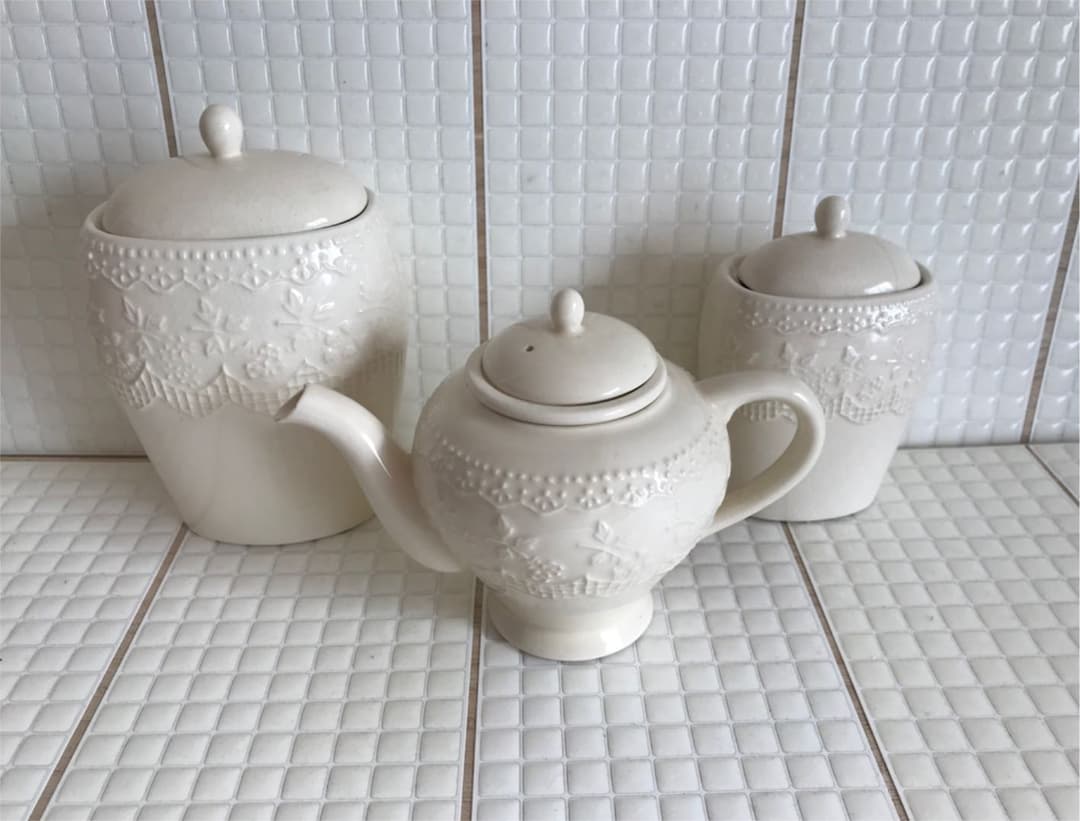 マニー　キャニスター2個　小さめティーポット1個