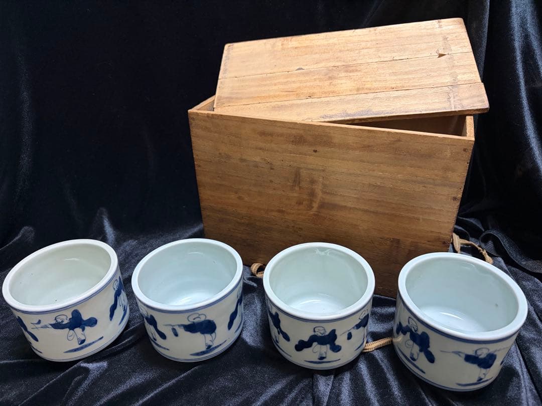 青白磁の絵柄 お猪口 中国大明成化年製整理品骨董品 時代物 4個セット古箱有り