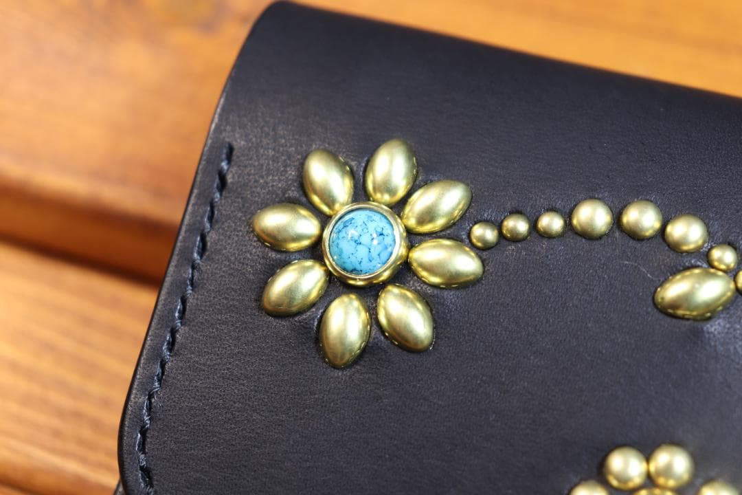 フラワースタッズミドルトラッカーウォレット ハトメ小判カン付き