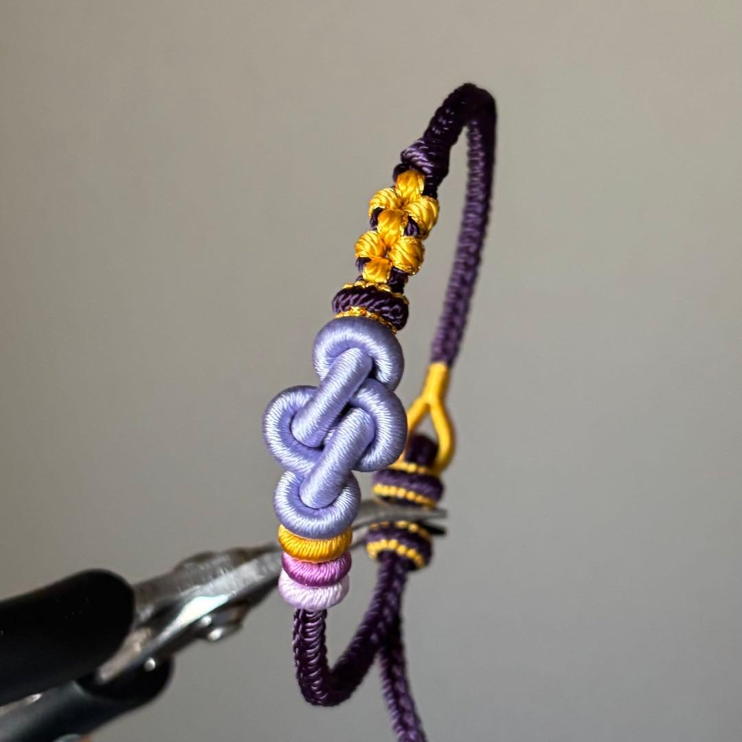 紫と黄色の結び目ブレスレット