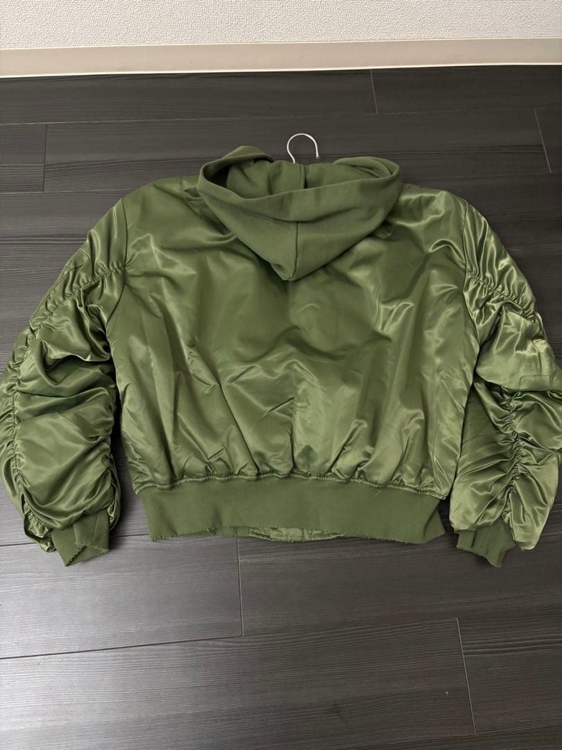 オーバーサイズ　フード付き　ボンバージャケット　ショート丈　ダメージ加工