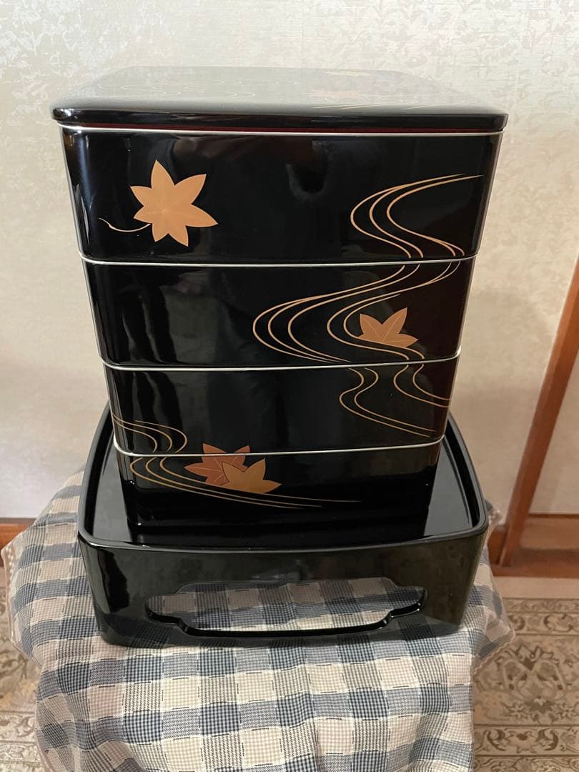 竜田川蒔絵　四段重　台付
