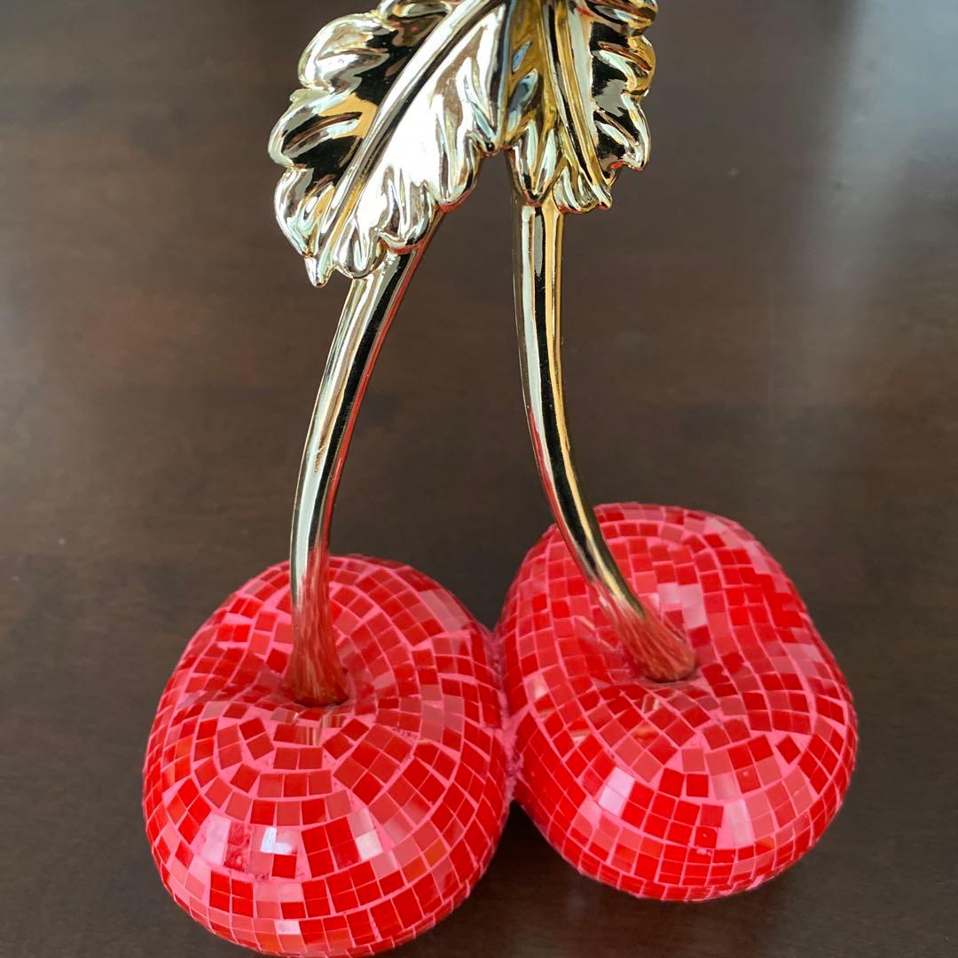 赤いモザイクタイルのチェリー置物