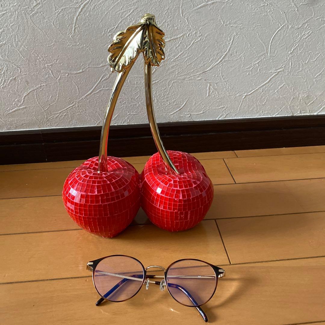 赤いモザイクタイルのチェリー置物