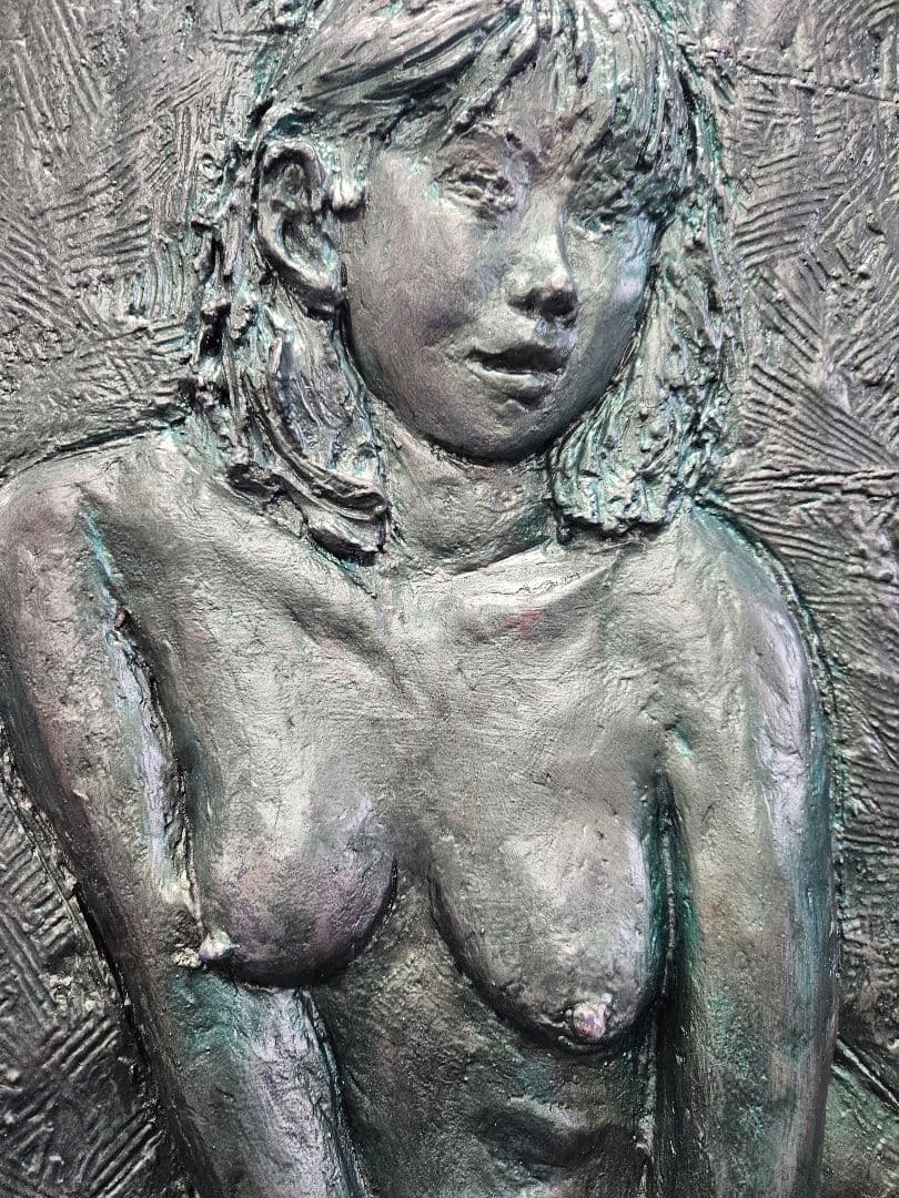 彫刻レリーフ座る女